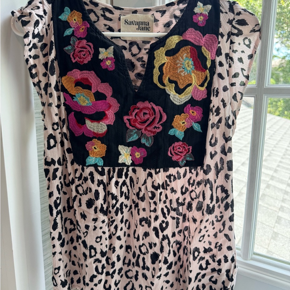 Gorgeous Savanna Jane leopard print top with beautiful floral embroidery!!!